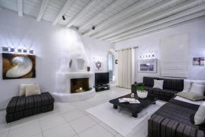 Gallery image of Beyond Beachfront Super Paradise Villa in Mikonos