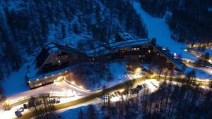 un edificio al costado de una montaña por la noche en Residence Petit Tibet, en Breuil-Cervinia