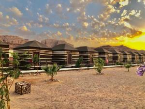 una rappresentazione di un resort con montagne sullo sfondo di Al Sultana Luxury Camp a Wadi Rum
