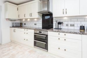 A kitchen or kitchenette at The White & Warm, Free Parking & Wifi, 8 beds