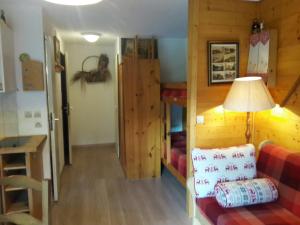 a room with a couch and a bunk bed at Combe Blanche 1309 in Manigod