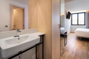 Posteľ alebo postele v izbe v ubytovaní B&B HOTEL Málaga Centro