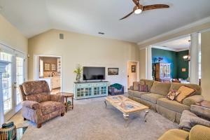 sala de estar con sofá, sillas y TV en Abilene Home with Backyard and Grill Walk to ACU, en Abilene