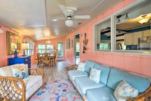 sala de estar con sofá azul y cocina en Reel Blessed Topsail Beach Home with Private Dock!, en Surf City