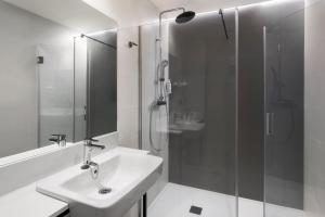Phòng tắm tại B&B HOTEL Málaga Centro