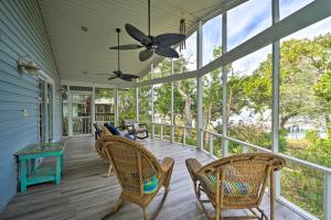Imagen de la galería de Reel Blessed Topsail Beach Home with Private Dock!, en Surf City