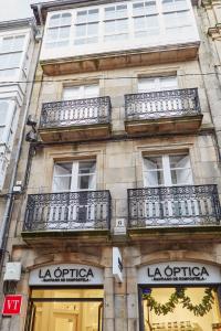 un edificio con balcones en un lateral en Apartamentos Orfas, en Santiago de Compostela