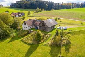 widok z lotu ptaka na duży dom na polu w obiekcie WALD-LAND-HOF Schloss Rosenau w mieście Schloss Rosenau