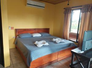 Un pat sau paturi într-o cameră la Rústicas Dani & Fam