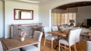 un soggiorno con tavolo, sedie e camino di Villa Enara a Hendaye
