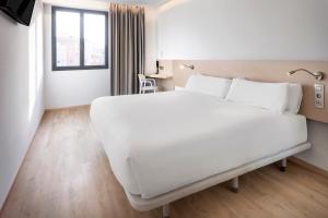 Posteľ alebo postele v izbe v ubytovaní B&B HOTEL Málaga Centro