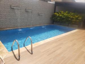 una piscina con una fuente de agua en un edificio en Torca Hotel en Cali