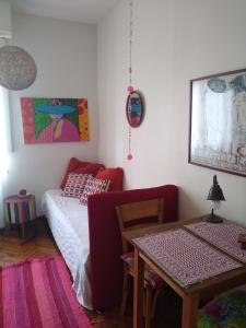 a living room with a couch and a table at Via Arriba Apartamento in Buenos Aires