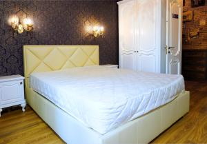 2 Rooms VIP Apartment on Sobornyi 216 في زاباروجيا: غرفة نوم بسرير ابيض في غرفة