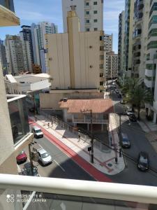 Apartamento da vovó في باليريو كامبوريو: اطلالة على شارع المدينة مع السيارات والمباني