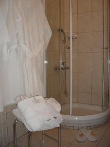 Kamar mandi di Kyknos De Luxe Suites & Rooms