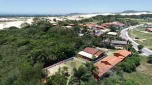 una vista aérea de una localidad con una carretera y árboles en Pousada da Heloisa, en Imbituba