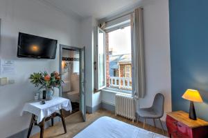 Телевизор и/или развлекательный центр в Hotel Le Rayon Vert