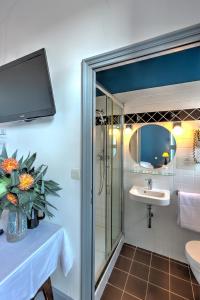 Ванная комната в Hotel Le Rayon Vert
