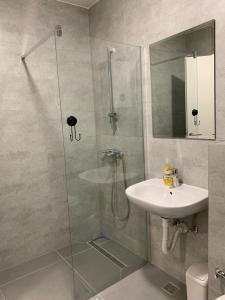 une salle de bain avec douche et lavabo dans l'établissement VIP 2 Apartment, à Visoko