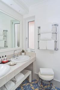 A bathroom at Hotel La Minerva