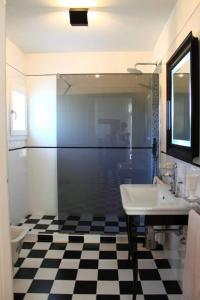 ein Bad mit schwarz-weiß kariertem Boden in der Unterkunft Re Piano appartamento Le Rondini in Modigliana