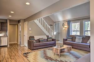 Fotografie z fotogalerie ubytování Modern Poconos Retreat with Hot Tub and Game Room v destinaci East Stroudsburg