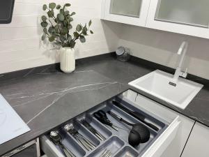 a kitchen with a sink and a stove top oven at Precioso Apartamento recién reformado en centro in Aranjuez