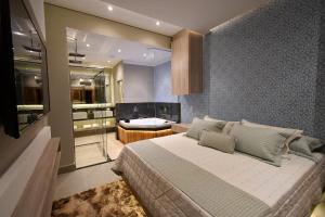 1 dormitorio con 1 cama grande y baño en Pousada Chão de Folhas SPA Boutique en Águas de Lindóia