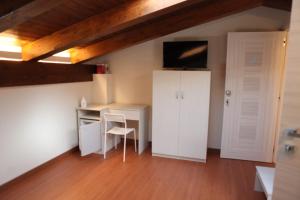A television and/or entertainment centre at B&B ARCOBALENO