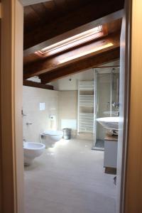Koupelna v ubytování B&B ARCOBALENO + 8 fotografií