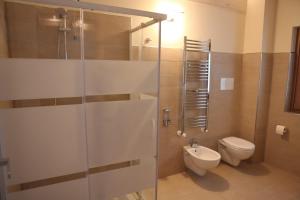 A bathroom at B&B ARCOBALENO