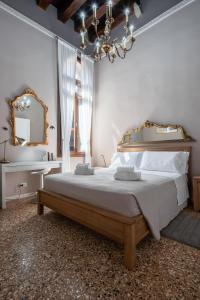 a bedroom with a large bed and a mirror at Apartment Sisila in Venice
