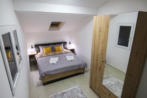 una camera da letto con letto e cuscini gialli di Vila Nemir Zavojsko jezero a Pirot