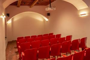 un auditorium avec des chaises rouges dans une pièce dans l'établissement Casa de la Asunción, à Oaxaca