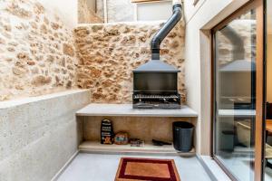 a small kitchen with a grill in a house at Mochoruralhome ulldemo suite in Beceite