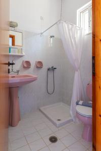 Koupelna v ubytování Antoniadi Rooms
