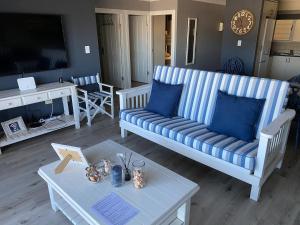 Foto da galeria de Modern Apartment walking distance to Main Beach Restaurants and other amenities em Jeffreys Bay