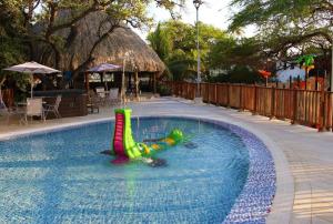 a water slide in the middle of a swimming pool at Apartamento Encantador Samaria Club de playa, 3 alcobas 6 personas Playa Privada in Santa Marta