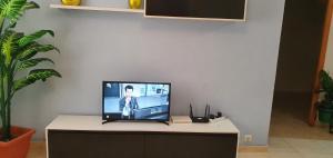 Televízia a/alebo spoločenská miestnosť v ubytovaní Apartamento Ciudad de las Ciencias