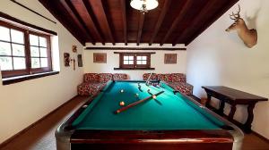 uma sala de estar com uma mesa de bilhar num quarto em Rancho Yapalpan em El Oro de Hidalgo