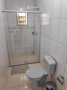 un bagno con wc e doccia di Pousada Sol e Lua a São Thomé das Letras