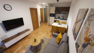uma sala de estar com um sofá e uma mesa em Relax apartment Koaponik em Kopaonik