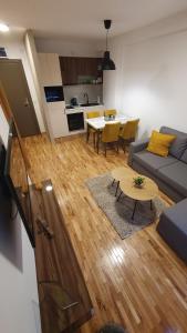 uma sala de estar com um sofá e uma mesa em Relax apartment Koaponik em Kopaonik mais 15 fotografias
