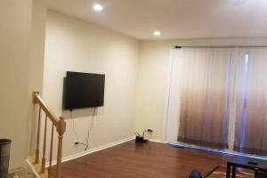 ein Wohnzimmer mit einem Flachbild-TV an der Wand in der Unterkunft Family Home - 2 bedroom, kitchen, 1.5 bath in Waukegan