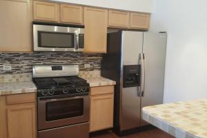 eine Küche mit einem Herd und einem Kühlschrank in der Unterkunft Family Home - 2 bedroom, kitchen, 1.5 bath in Waukegan