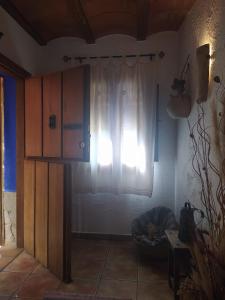 uma sala de estar com uma janela e um sofá em La Cañada em Yeste