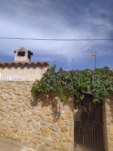 un edificio de piedra con una puerta con plantas. en La Cañada, en Yeste