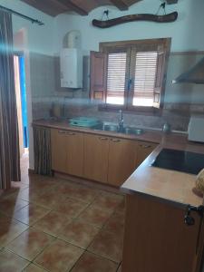 uma cozinha com um lavatório e uma bancada em La Cañada em Yeste