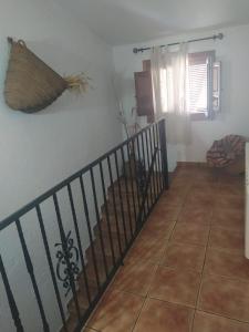 uma escada num quarto com uma escada em La Cañada em Yeste